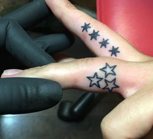 Finger Drei Sterne Tattoo auf Finger