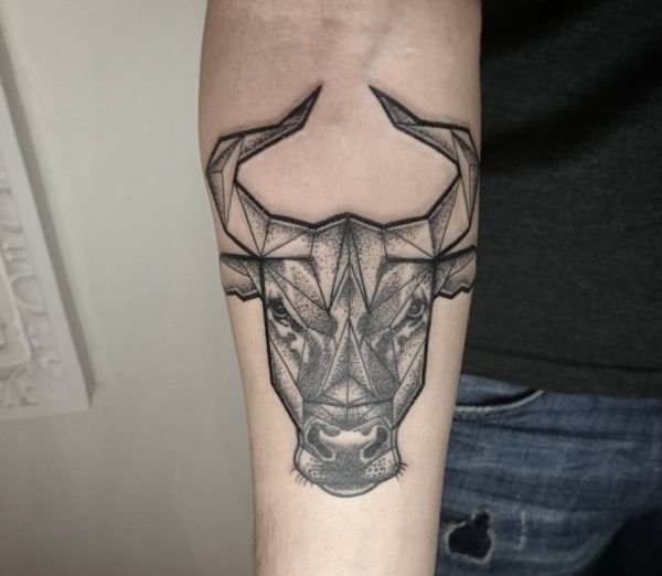 Geometrisch Stier Tattoo am Unterarm