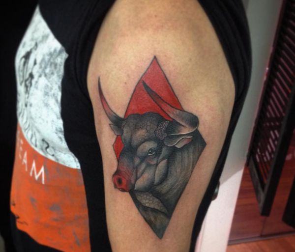 Stier Tattoo Design am Oberarm Rot