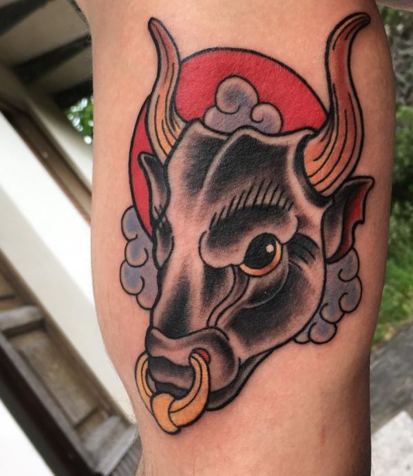 Tattoo Stierkopf Design am Oberarm