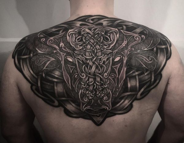 Keltisch Stierkopf Tattoo Design am Rücken