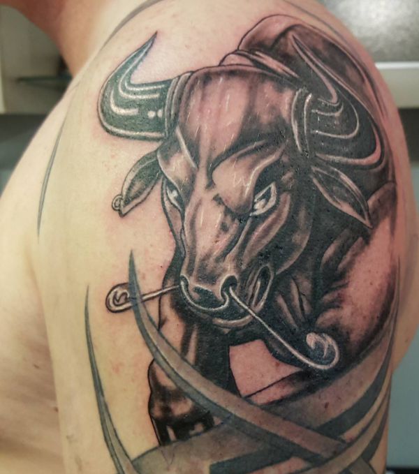 Wütender Stier Tattoo Design am Oberarm