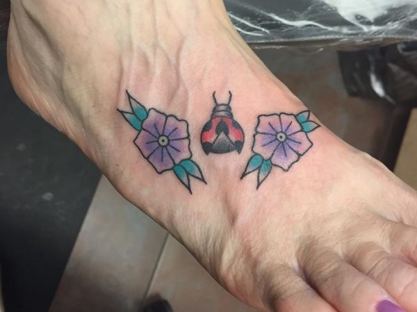 Marienkäfer mit Blumen Tattoo Design am fuß