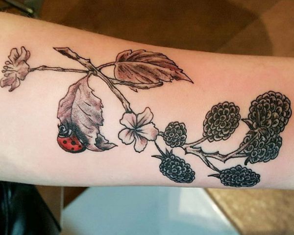 Marienkäfer mit Blumen Design auf dem Arm