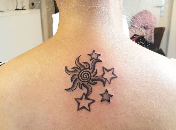 Tattoo Sterne im Nacken