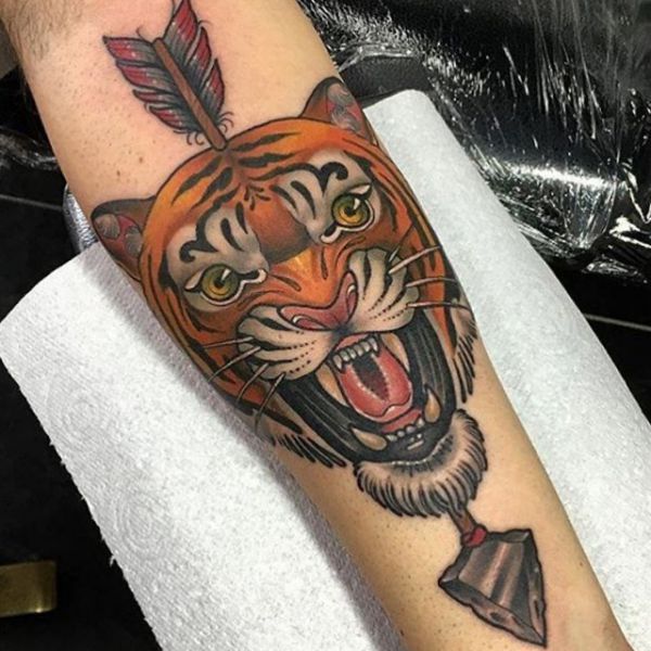 Tigerkopf mit Pfeil Tattoo am Unterarm