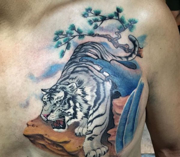 Weiße Bengal-Tiger Tattoo am Brust der Männer