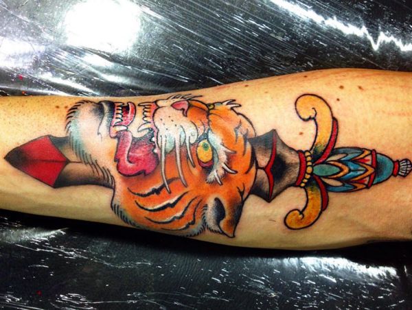 Tiger mit Dolch Design auf dem Arm