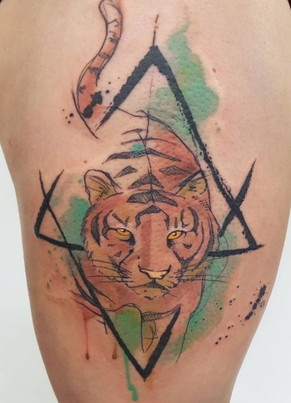 Aquarell Tiger Tattoo am Oberschenkel