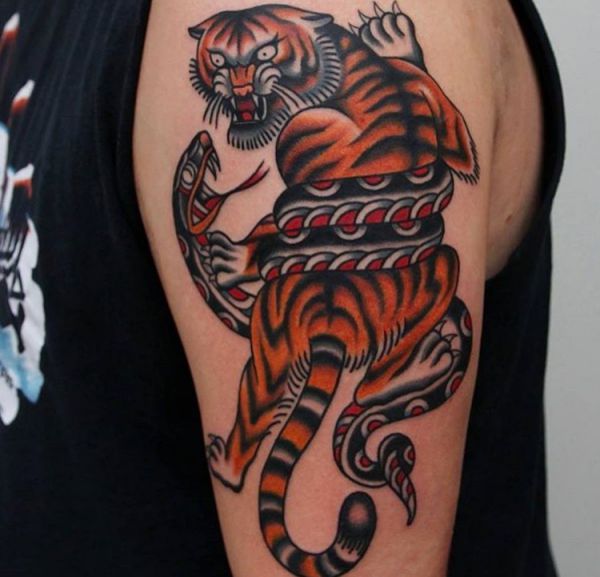 Tiger mit Schlange Design am Oberarm