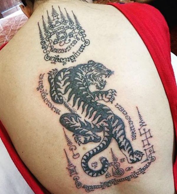 Thai Tiger Design am Rücken Schwarz und weiß