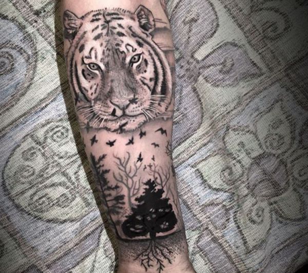 Tiger mit Vogel und Baum Tattoo am Unterarm