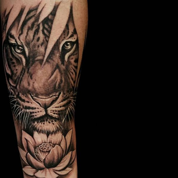 Bedeutung frau mit tigerkopf tattoo Dezente Tattoos