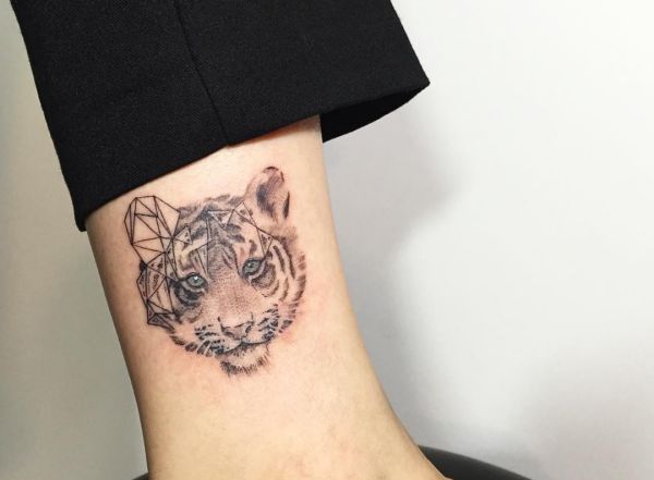Abstract Kleiner Tigerkopf Tattoo am Unterschenkel