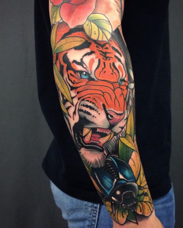 Tiger mit Käfer Tattoo auf dem Arm