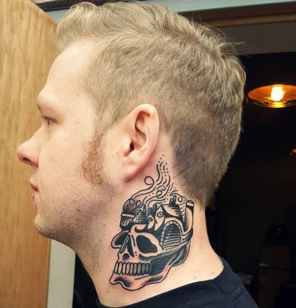 Totenkopf Tattoo für Männer um den Hals