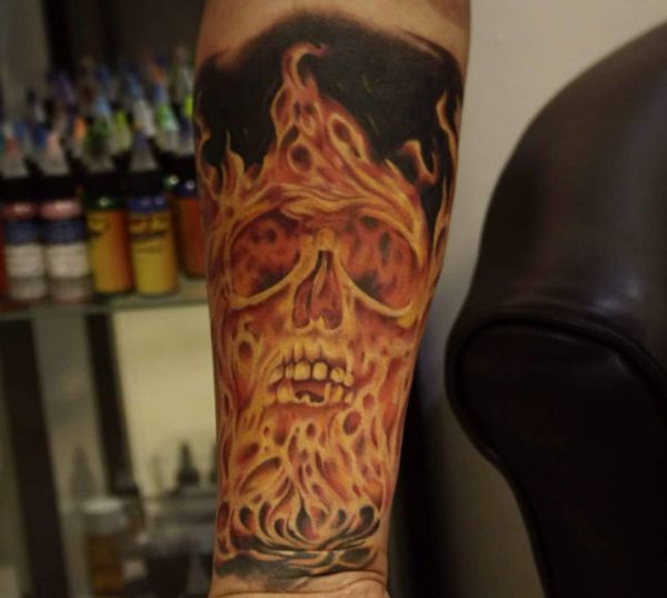 Totenkopf Flammen Tattoo am Unterarm