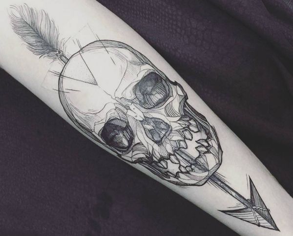 Totenkopf mit Pfeil Tattoo Design auf dem Arm