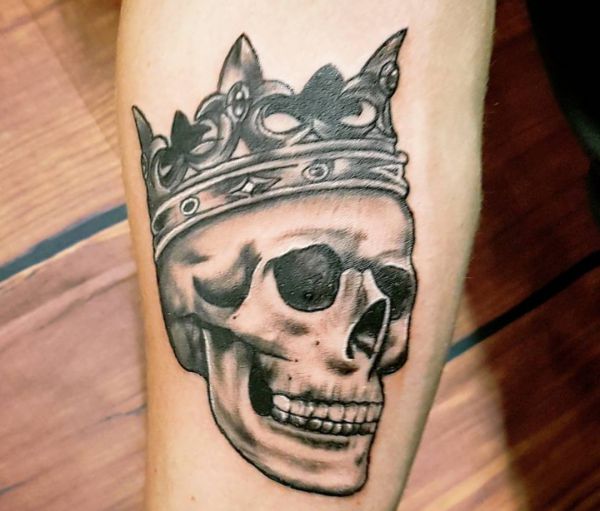 Totenkopf mit Krone Tattoo