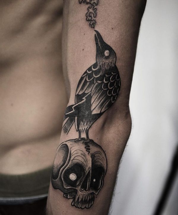 Totenkopf und Rabe Tattoo Design auf dem Arm