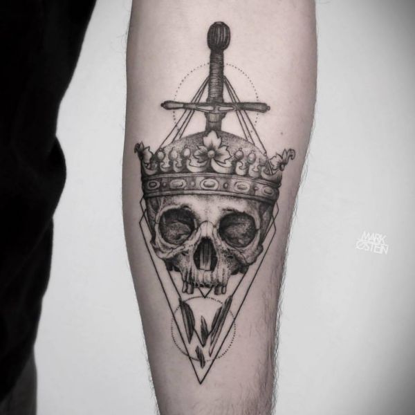 Totenkopf mit Krone und Schwert Tattoo Design