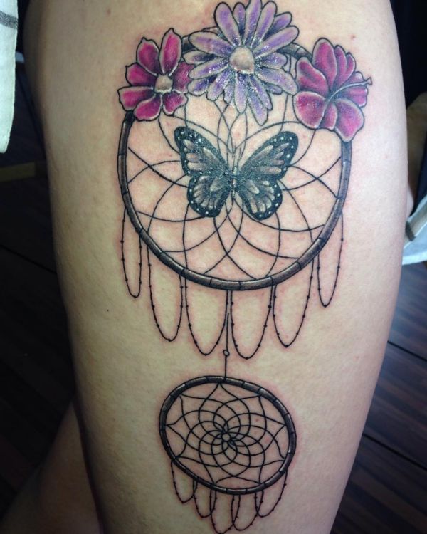 Schmetterling mit Blumen und Traumfänger Design auf der Bein