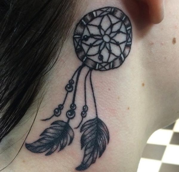 Traumfänger Tattoo hinter dem Ohr