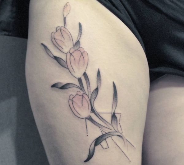 Tulpen Design am Oberschenkel für Frauen