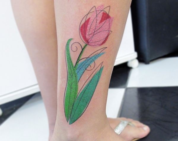 Tulpen Design am Unterschenkel