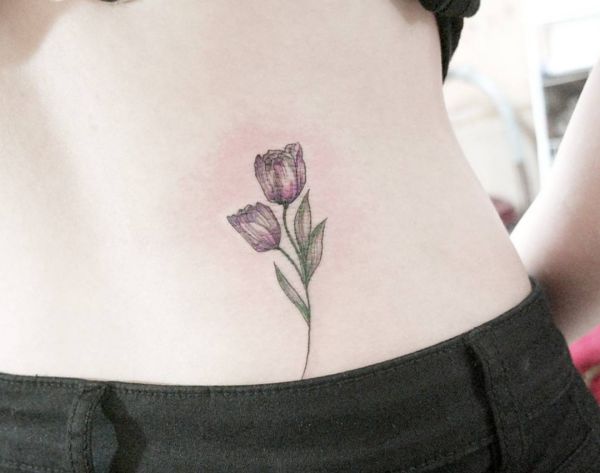 Kleiner Rote Tulpen Tattoo am Unterer Rücken