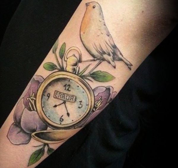 Uhr Tattoo mit Vogel und Blumen am Unterarm