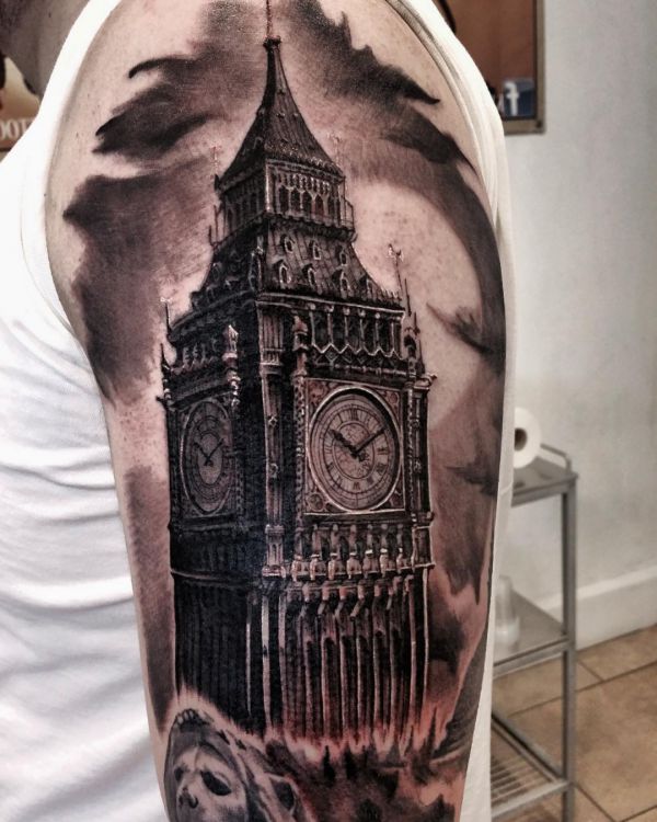Big Ben Uhr Tattoo Design auf dem Arm