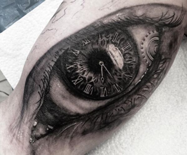 3D Auge mit Uhr Tattoo Design am Oberarm
