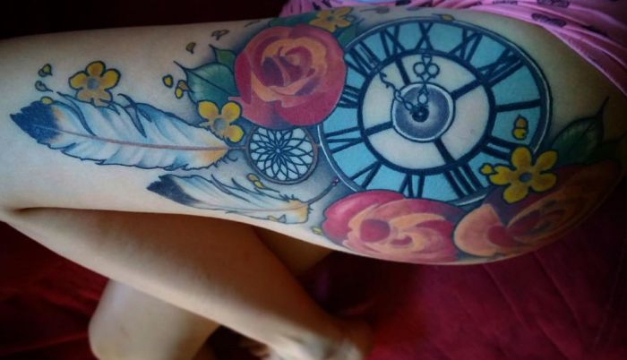 Uhr Tattoo mit Traumfänger und Feder für Frauen