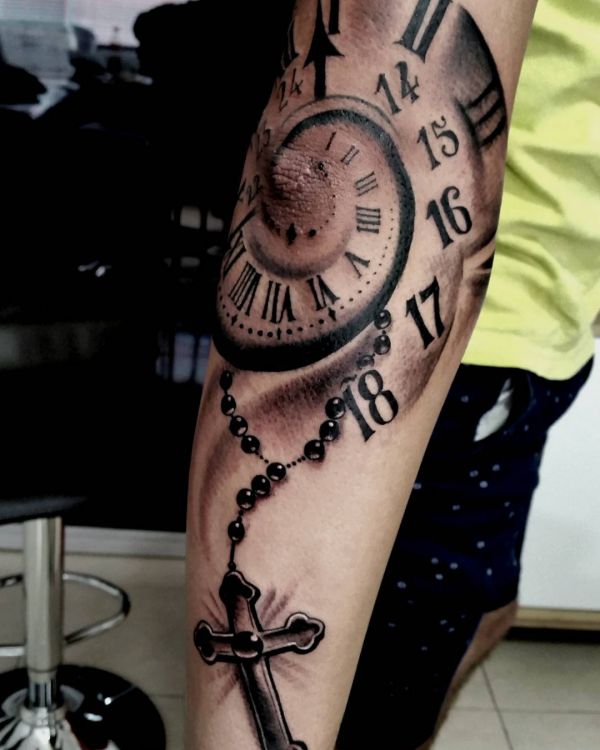 Uhr mit Kreuz Tattoo Design am Ellenbogen