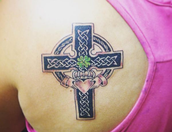Keltisch Kreuz mit Klee mit vier Blättern Tattoo am Rücken