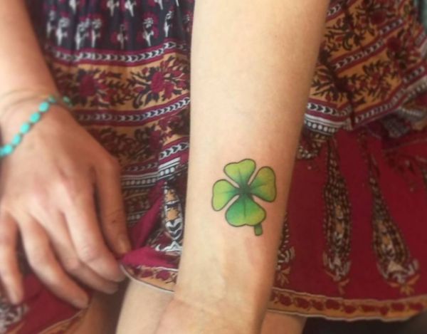 Tattoo vierblättriges Kleeblatt am Handgelenk