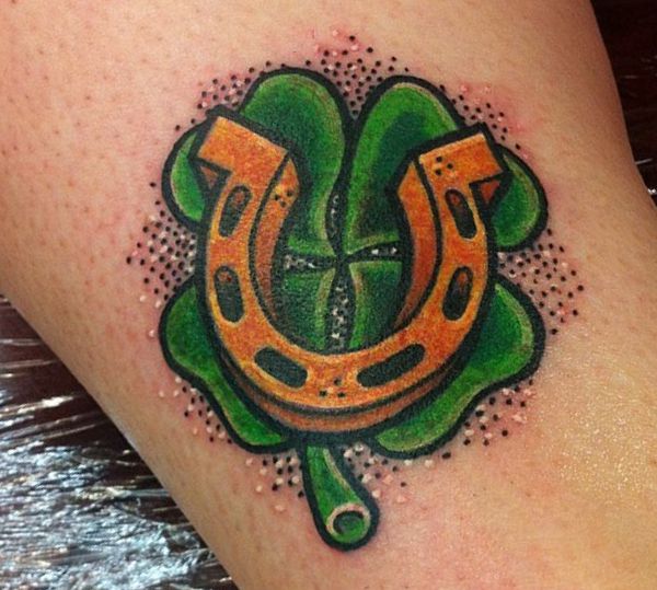 Tattoo vierblättriges Kleeblatt mit Hufeisen am Unterschenkel