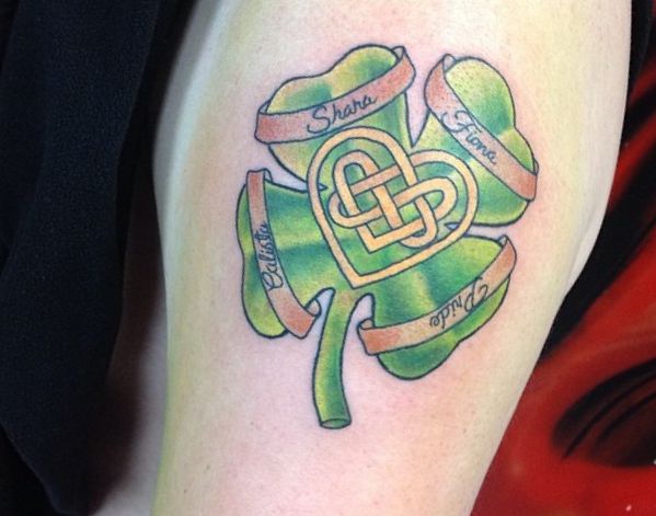 Keltisch Klee mit vier Blättern und Namen Tattoo am Oberarm