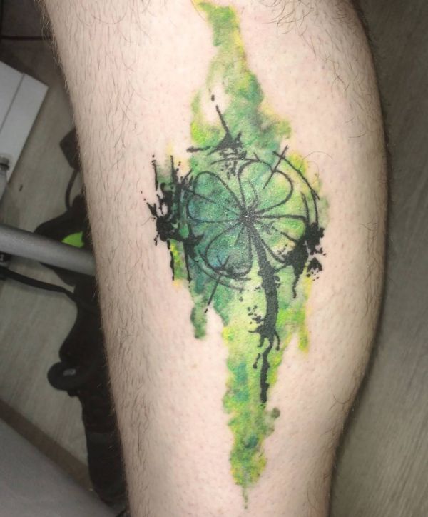 Wasserfarben vierblättriges Kleeblatt Tattoo Design auf der Bein
