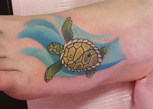 Wasser und Schildkröte Tattoo am Fuß