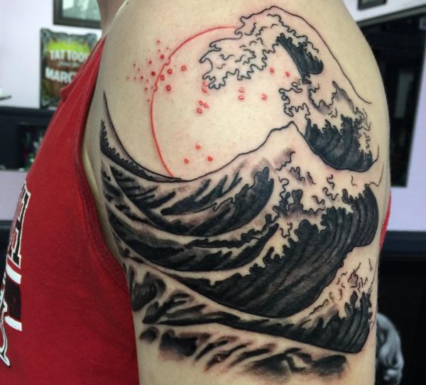 Japanische Tattoo Wellen am Oberarm