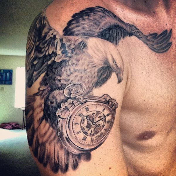 Weißkopfseeadler mit Uhren am Oberarm