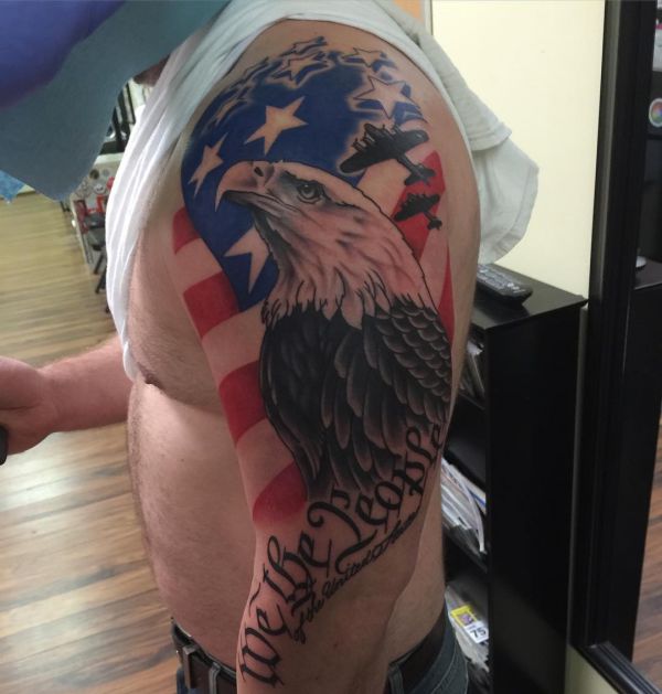 Weißkopfseeadler mit Amerikanisch Flagge am Oberarm