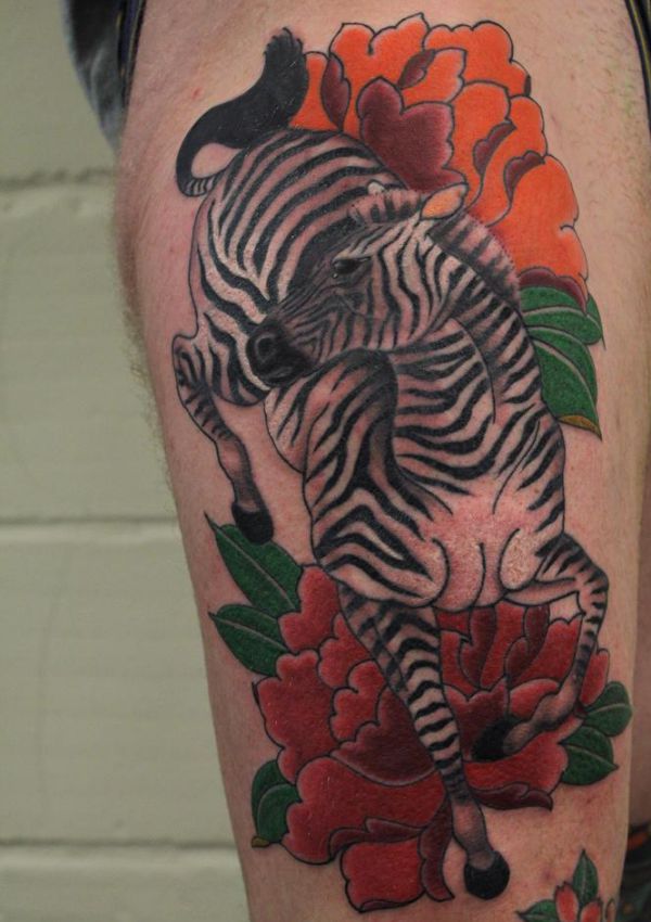 Zebra Tattoo mit Blumen am Oberschenkel
