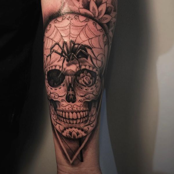 Realistisch Spinne und Zuckerschädel Tattoo auf dem Arm