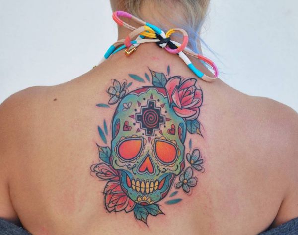 Bunte Zuckerschädel Tattoo Design am Rücken für Frauen