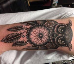 Eule Tattoo mit Traumfänger auf dem Arm