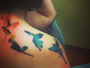 Papagei Tattoo am Schulter Frau