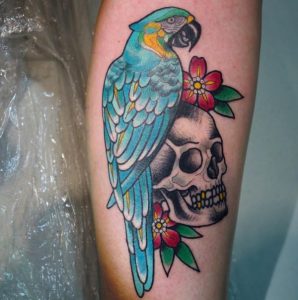 Papagei Tattoo mit Totenkopf auf der Bein